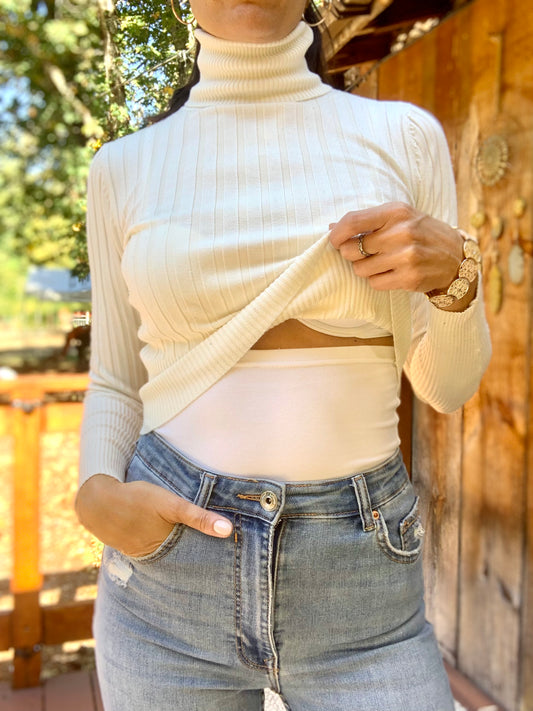 Girl wearing an organic cotton belly warmer that helps to keep you warm, hide muffin top and acts as a shield to the cold. Helps to relax the nervous system, boost circulation and keeps you warm in cold indoor and outdoor enviornments.